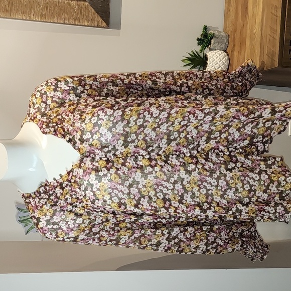 Torrid - Crinkle Chiffon Smocked Blouson Sleeve Blouse in Floral​​​​​​ - Picture 2 of 14